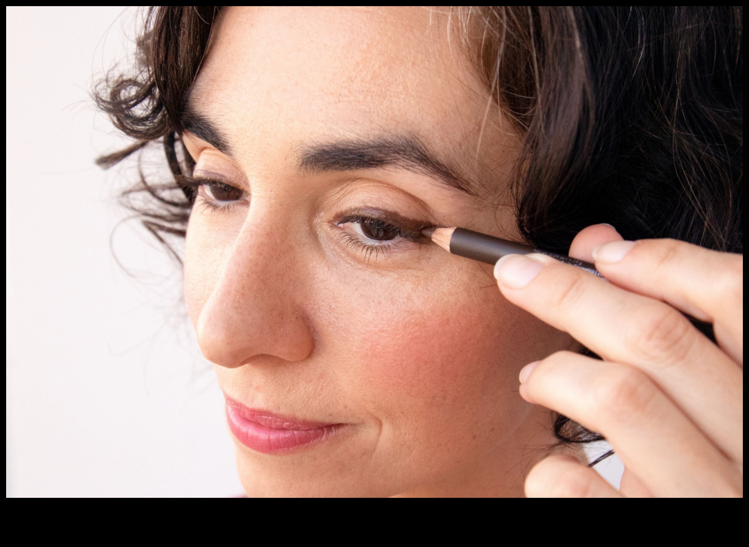 אייליינר והדגשה: שיפור התכונות שלך עם דיוק