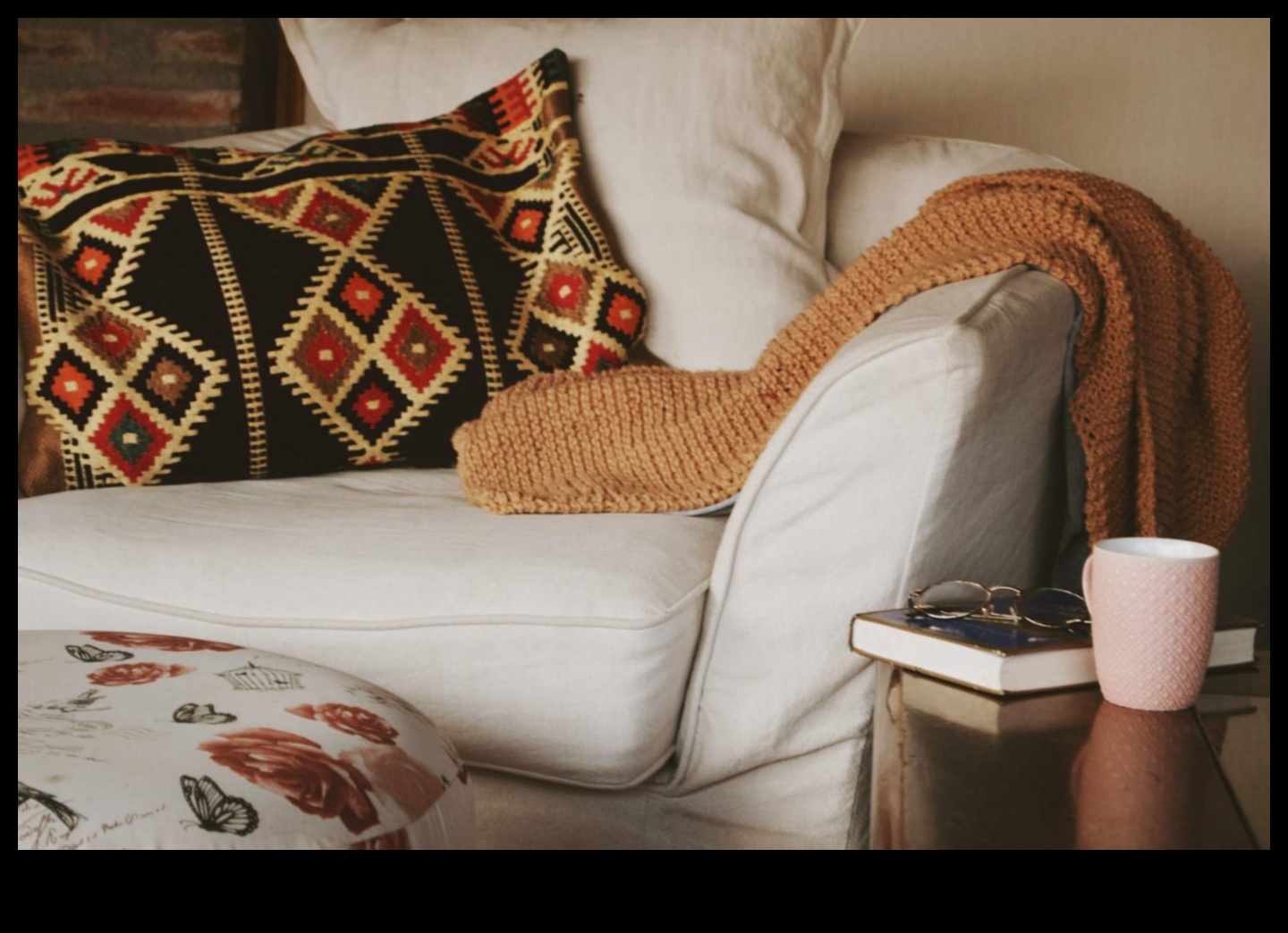 Fabric Fusion אמנות מיזוג החומרים באופנה ועיצוב פנים 3 Fabric Fusion: האומנות של אופנה ועיצוב פנים עכשוויים