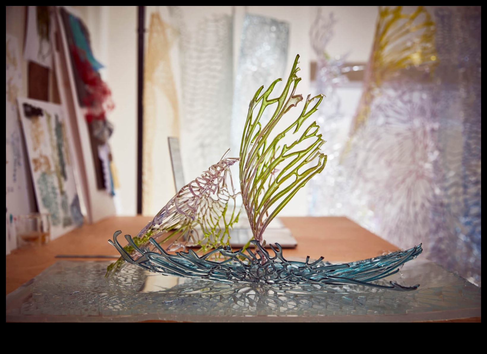 אמנות בחומריות: שליטה במלאכת המציאות החזותית