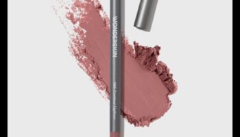 קווי מתאר צבעוניים: התנסות עם גוונים ייחודיים של תוחם שפתיים